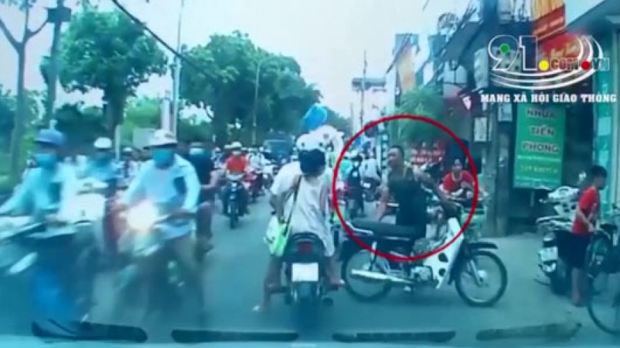 Thanh niên xăm trổ để xe máy chặn giữa đường ở Hà Nội